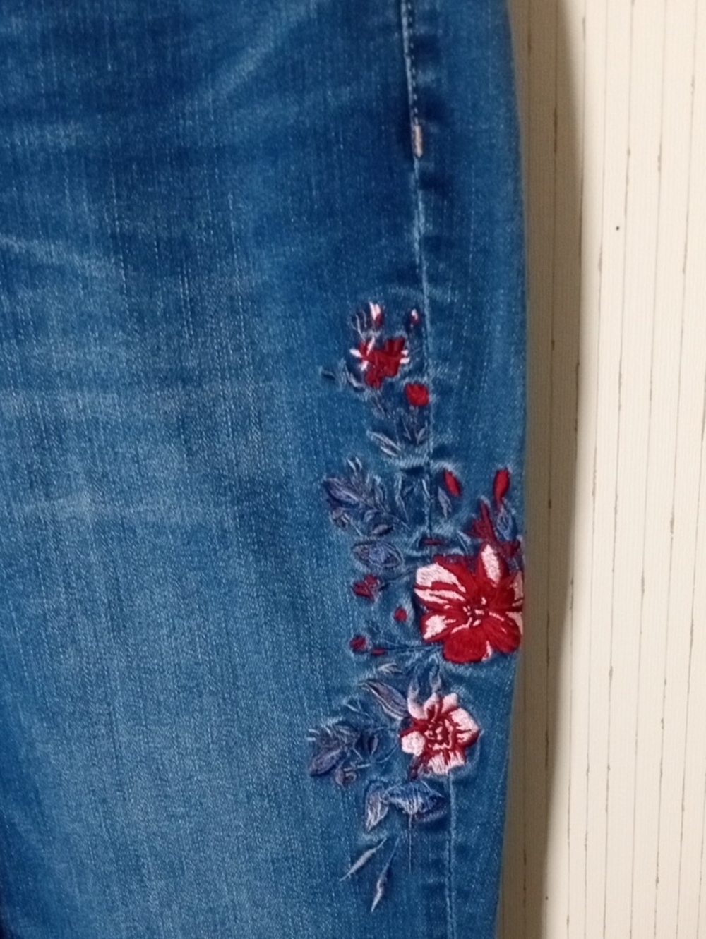 White House Black Market Girl Friend Blue Embroidered Slim Jeans, Roedo, Artsy, - Picture 5 of 8